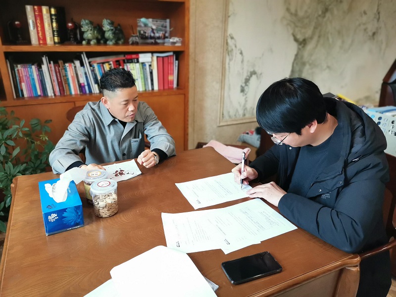 凱利簽約衣湃.jpg 凱利簽約衣湃.jpg